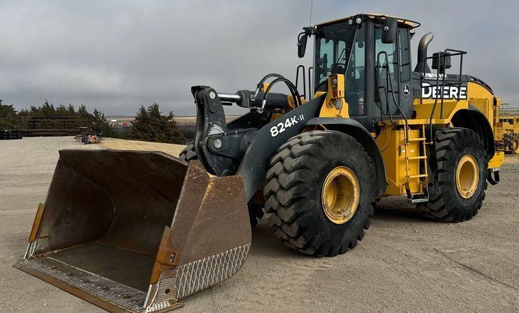 2016 John Deere 824K wheel loader